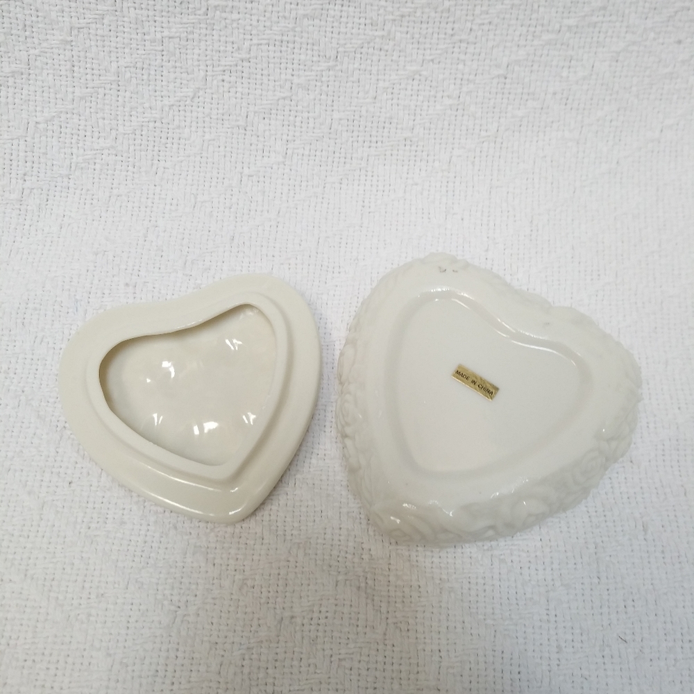 Heart Shaped Rose Embossed Ceramic Jewelry Box - Picture 5 of 7